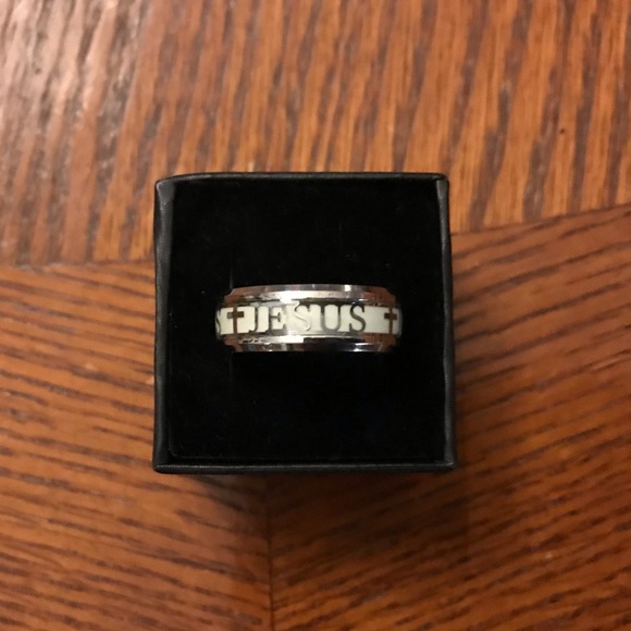 Luminous “Jesus” & Cross Glow In The Dark Ring! - Picture 3 of 4